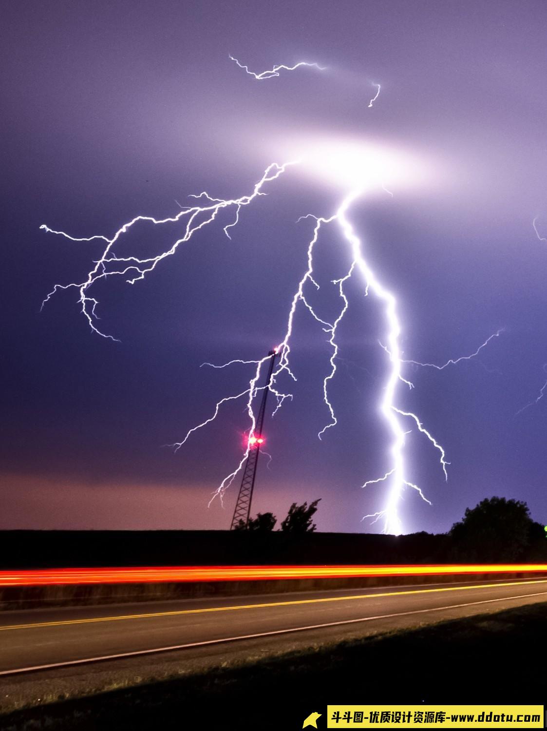 摄影师Joel Grimes的18款雪与闪电PS笔刷，炫光效果提升你的作品！