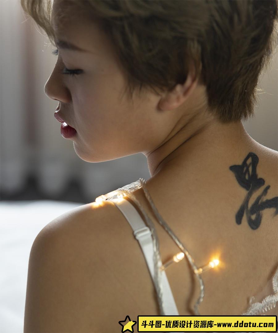 短发纹身女孩私房美女摄影RAW原片9P-斗斗图