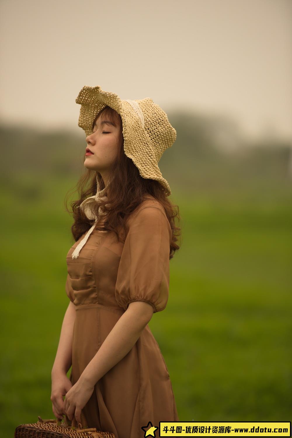 想练修图没有原片？草地清新美女写真原图-斗斗图