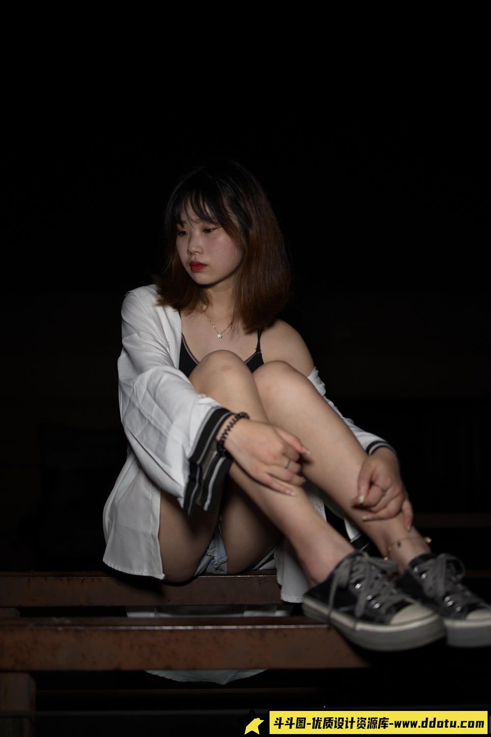 想练修图没有原片?夜景美女小姐姐RAW写真原图来了!