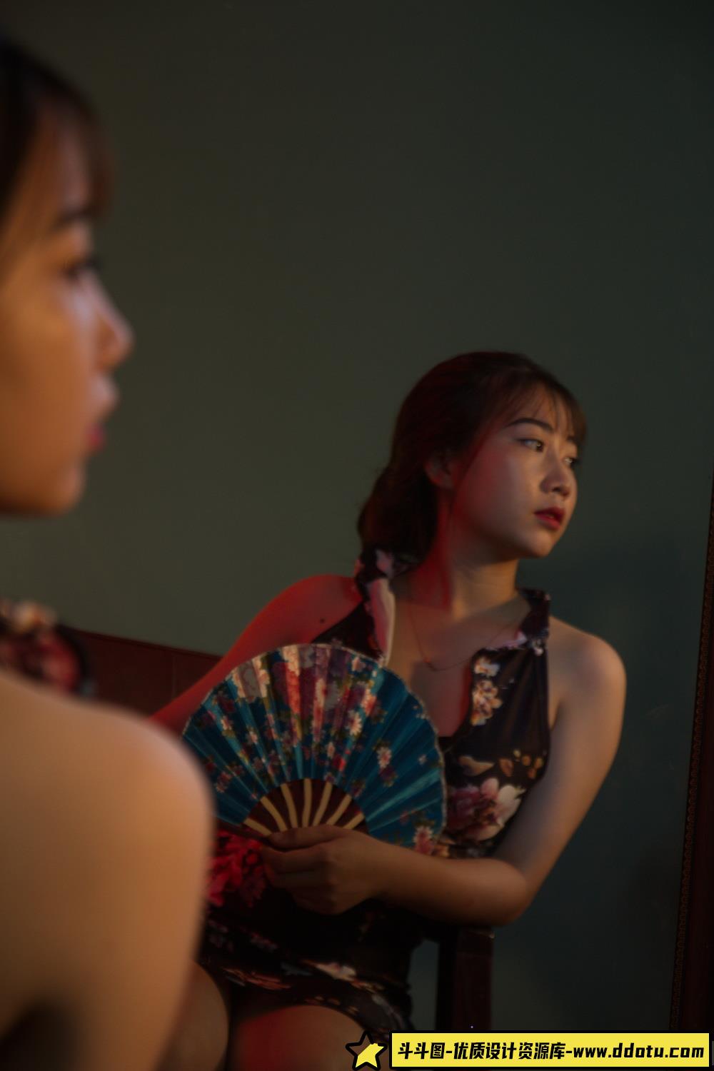 想练修图没有原片？复古港风少女写真RAW原图来了！-斗斗图