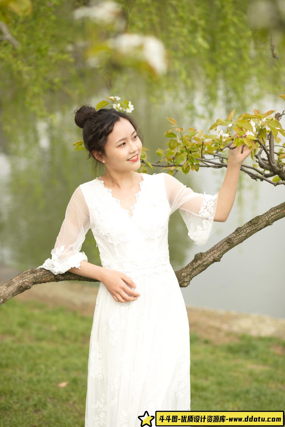想练修图没有原片？清新花海人像写真RAW原图！-斗斗图