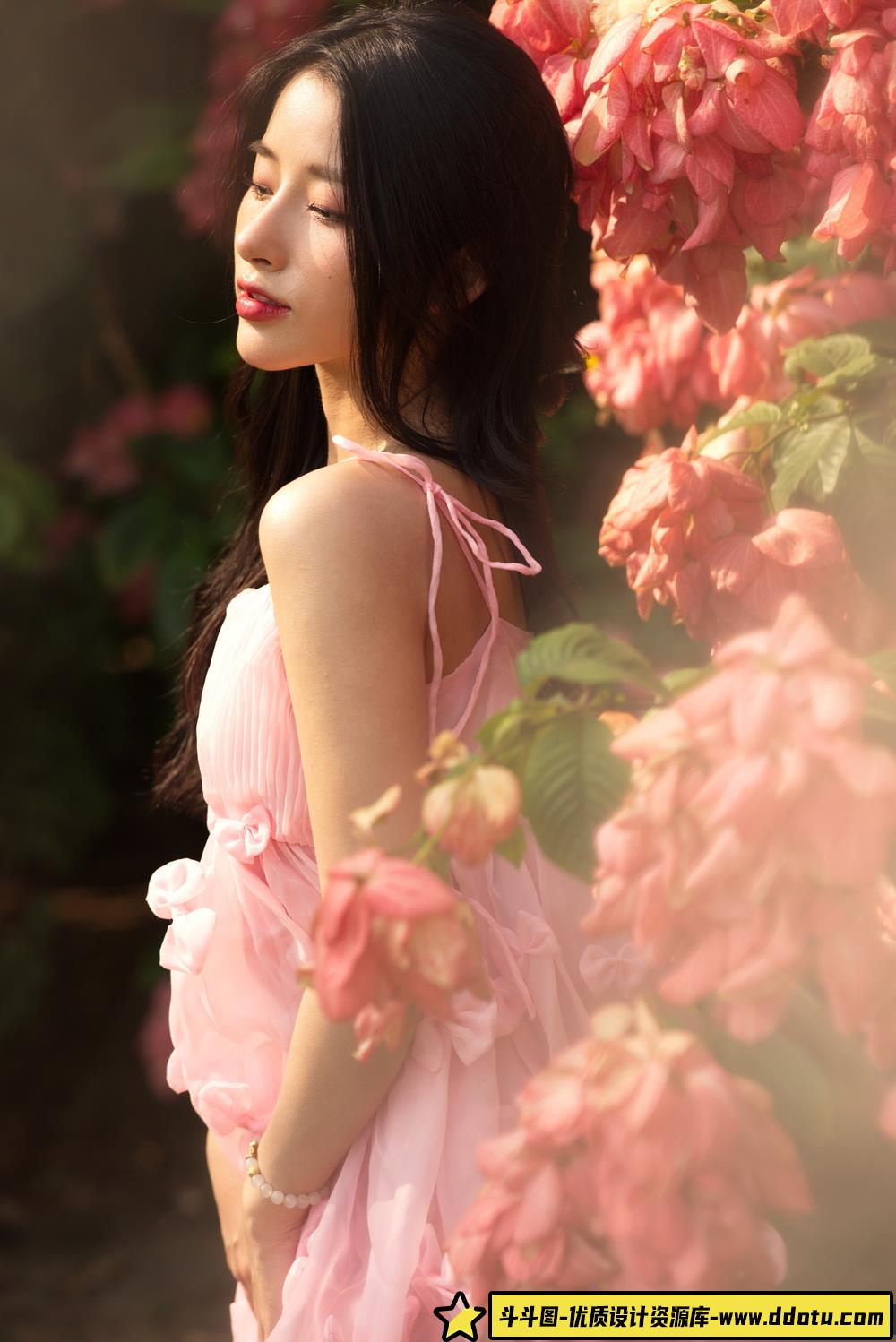 想练修图没有原片？粉裙少女写真RAW原图来了！-斗斗图