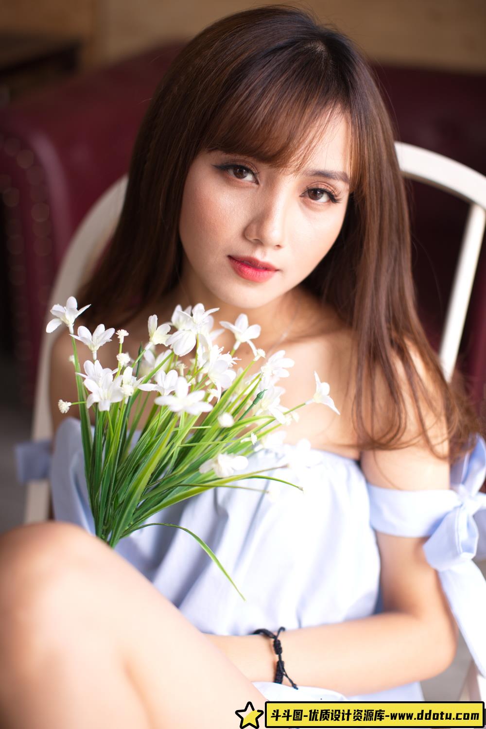 想练修图没有原片？小清新美女室内私房写真RAW原图-斗斗图