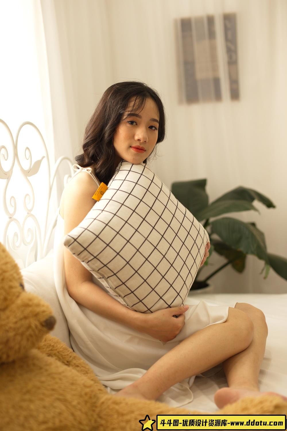 想练修图没有原片？少女室内清新写真RAW原图！-斗斗图