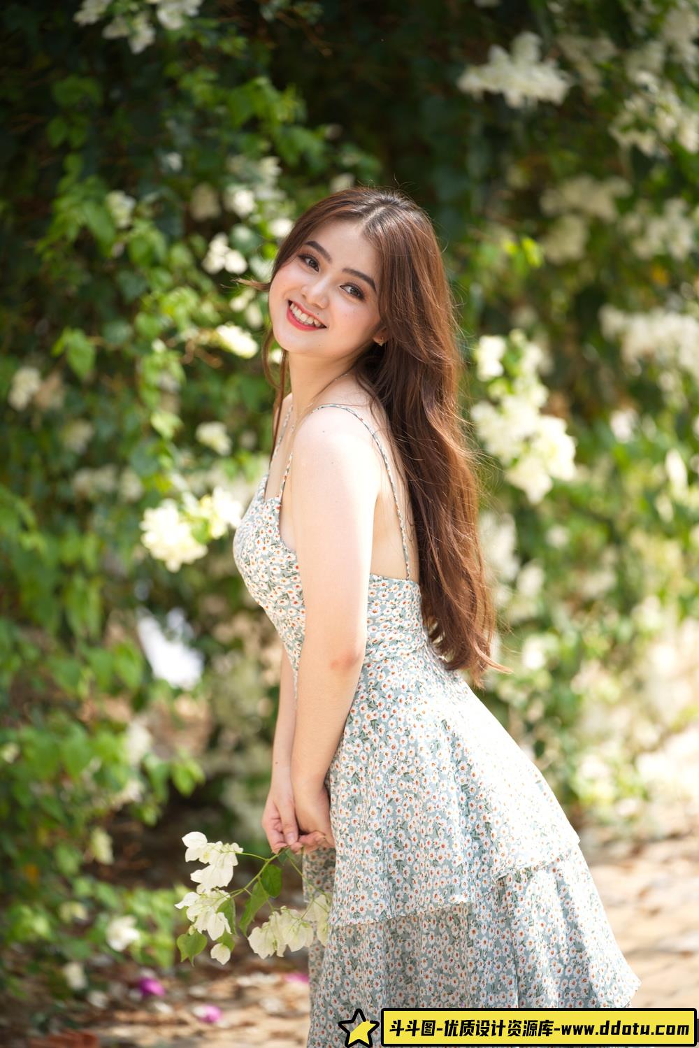 想练修图没有原片？淡蓝雏菊少女写真原图来了！-斗斗图