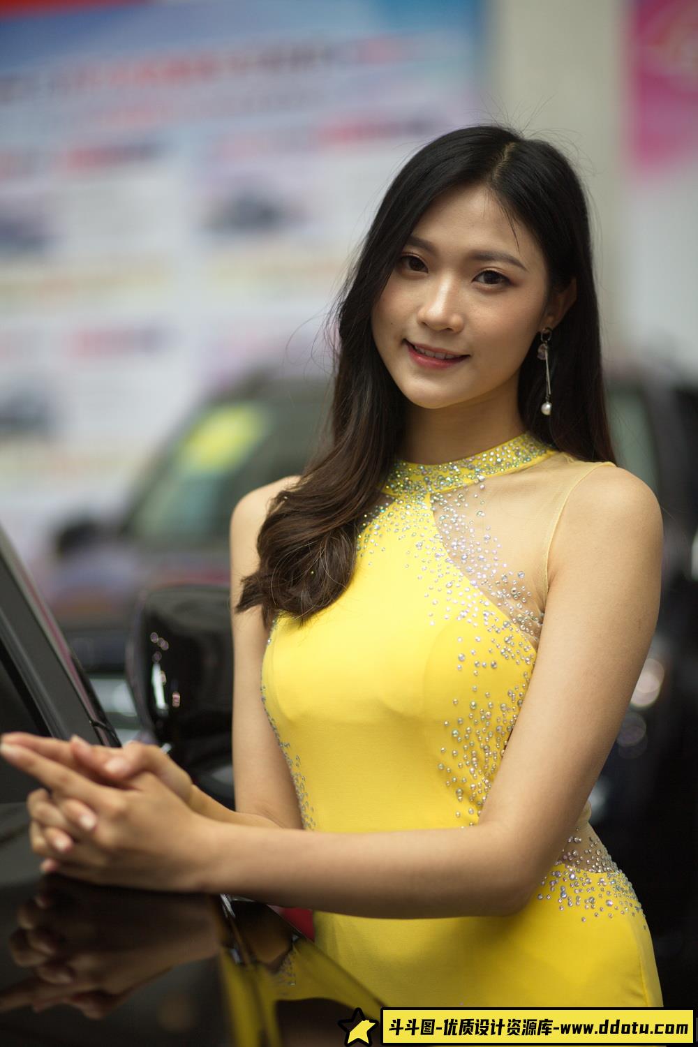 想练修图没有原片？车模黄衣美女写真RAW原图来了！-斗斗图